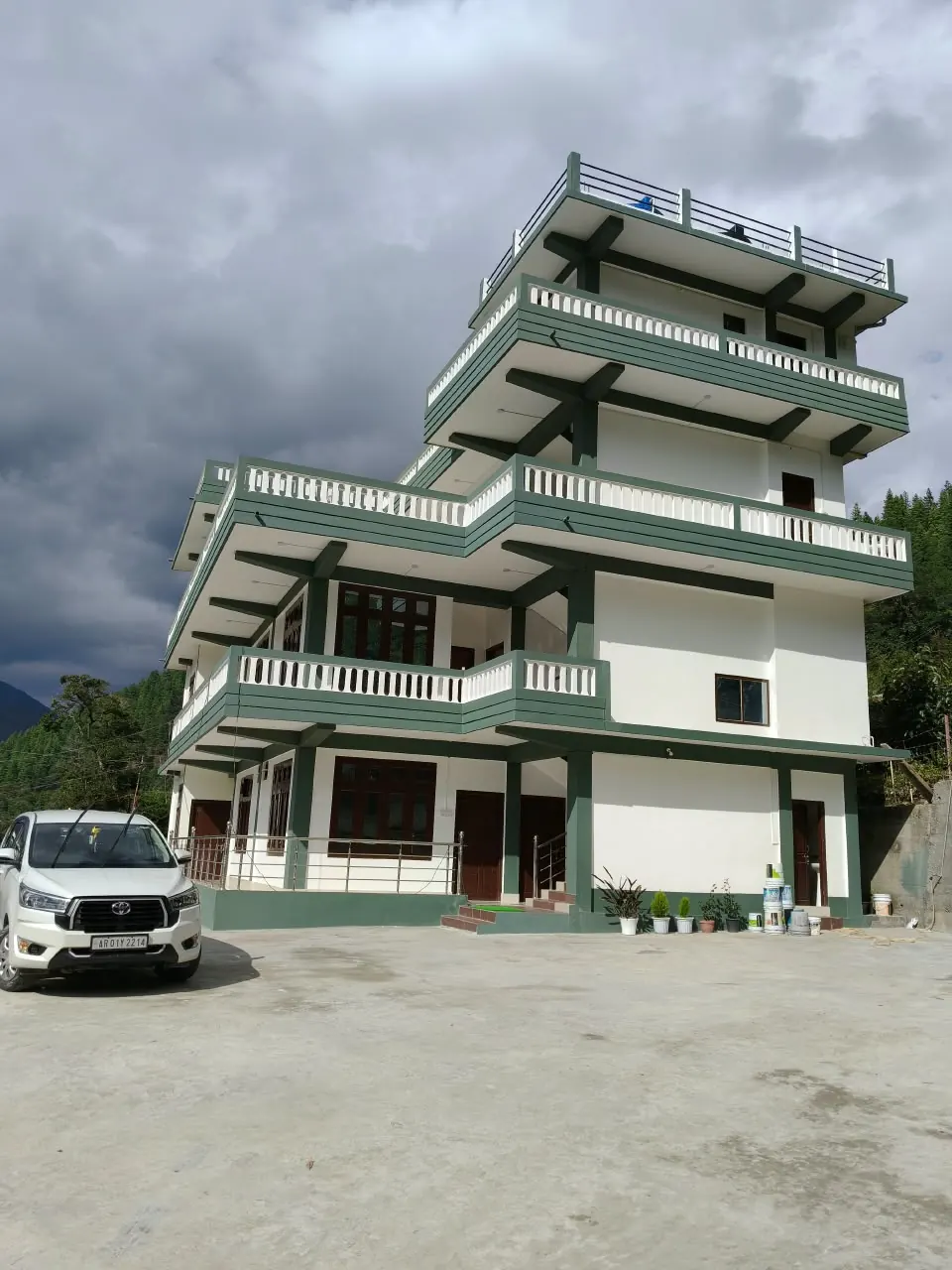 Spacious parking area at Dorjee Homestay