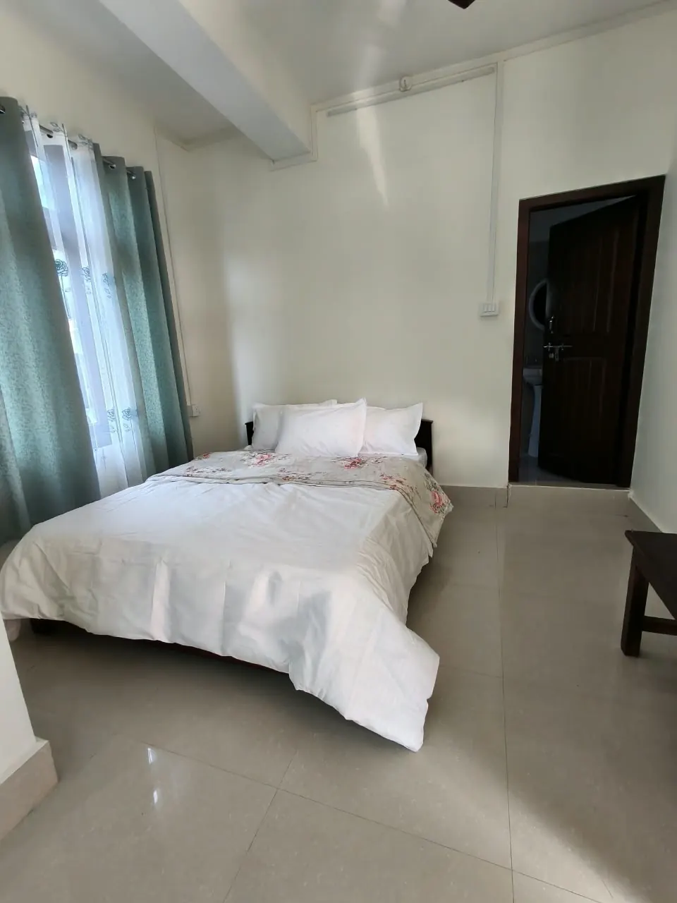 Deluxe room with attached bathroom