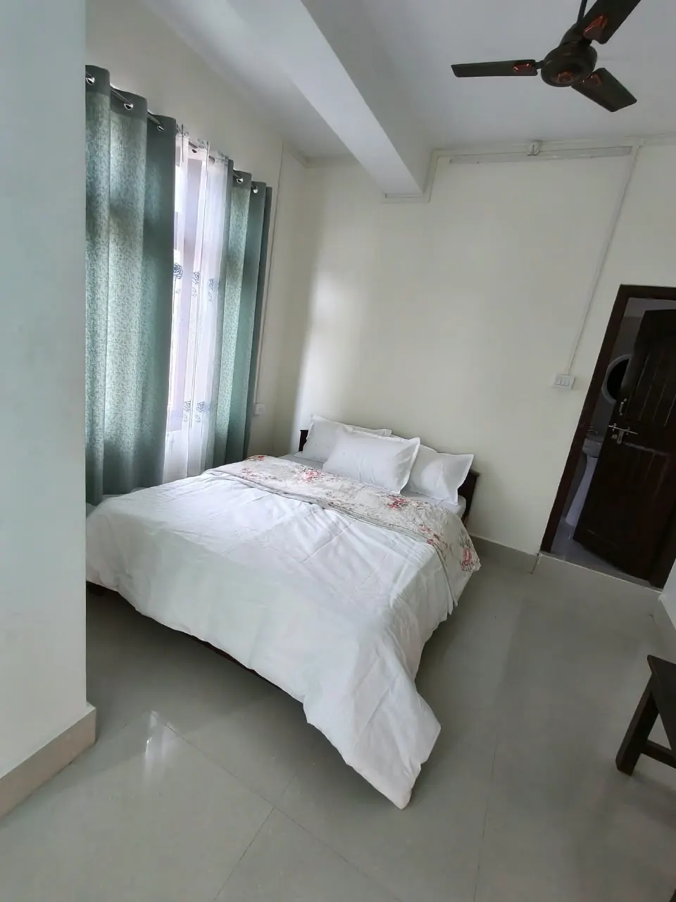 Standard double room with curtains and warm quilt