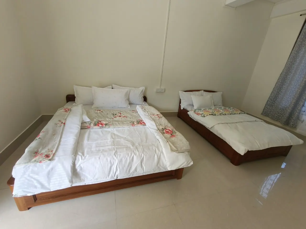 Family room with double and single bed in Dirang